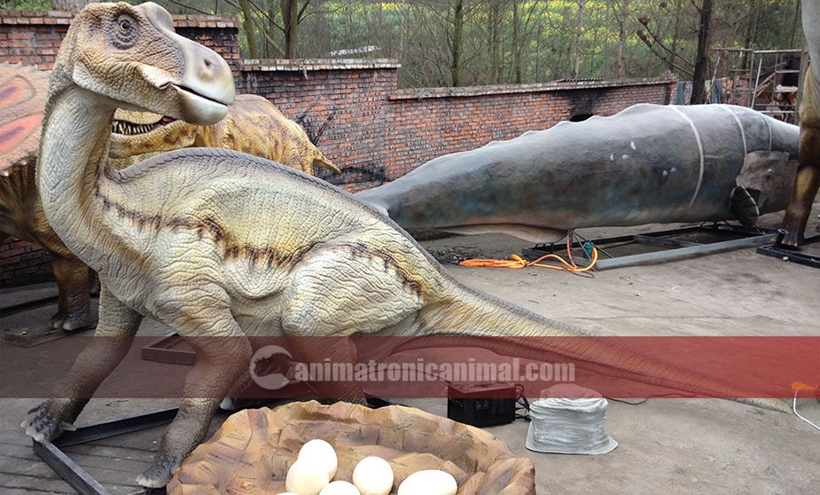 Animatronic Maiasaura with Eggs-Nest