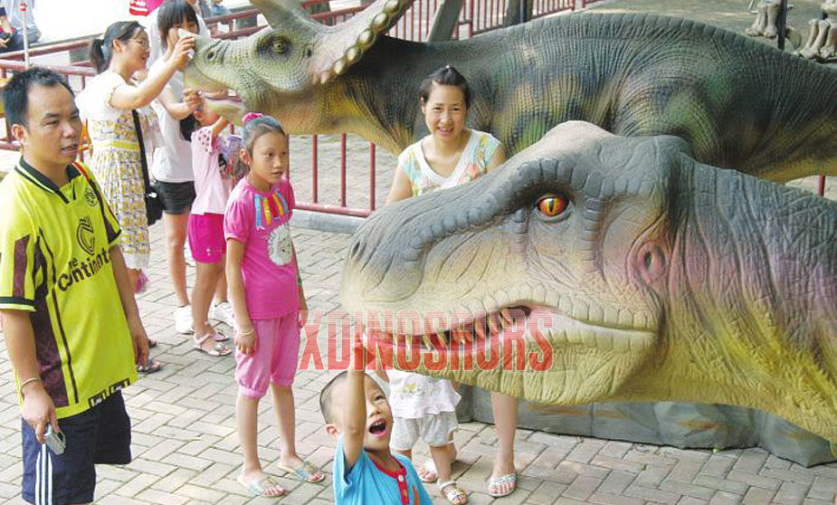 LifeSized Dinosaur Exhibits at Outdoor